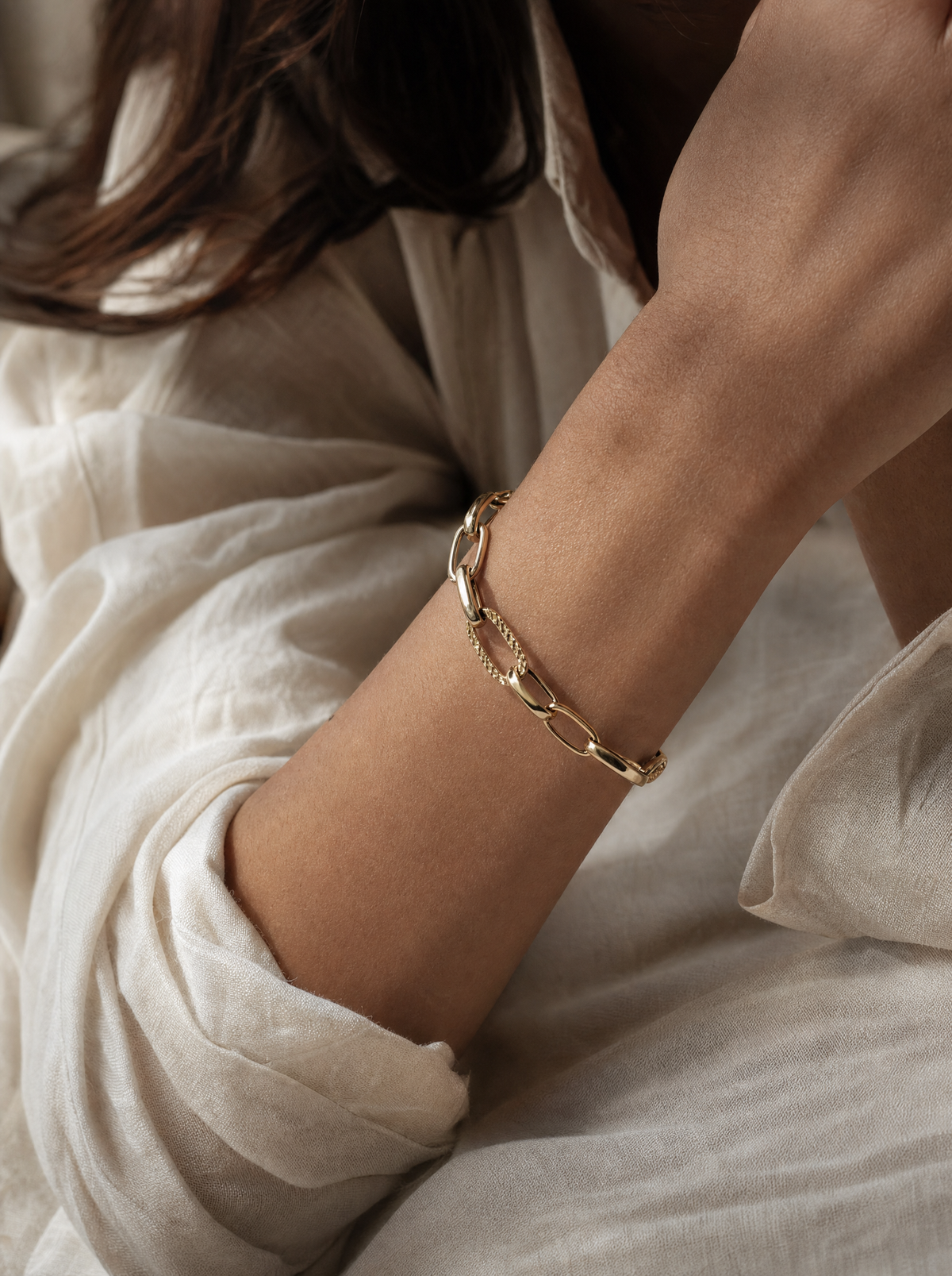 9k Goud Karabijnsluiting Paperclip Armband 6.0mm — lifestyle